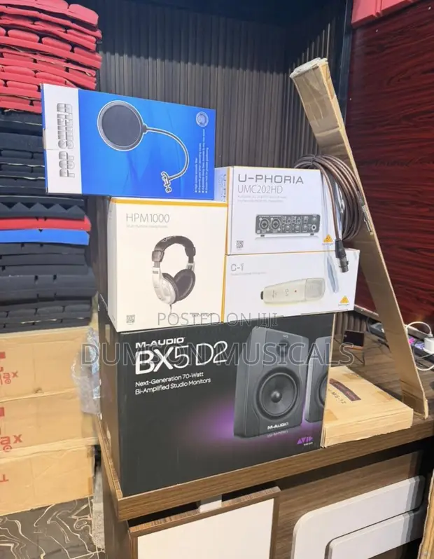 M-Audio BX5 D2 Monitors, Behringer UMC202HD Interface, HPM1000 Headphones Bundle - 1