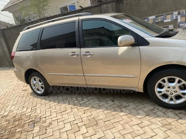 Toyota Sienna 2005 Gold - 1