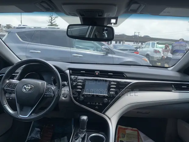 2019 Toyota Camry XLE (2.5L) - Gray - 1