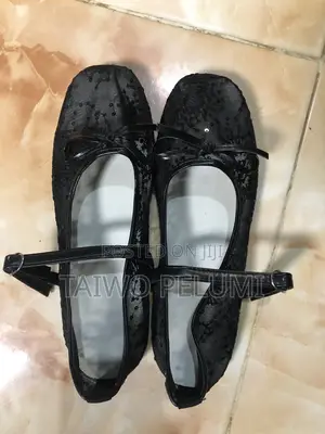 Mata masu Launi Baki da Burgundy na Ballet Flats | Takalma masu Launi Baki da Burgundy na Mata