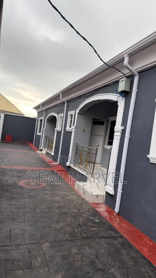 Sabbin Gidaje 2-Bedroom na Siyarwa a Alasa Estate, Ibadan - 1