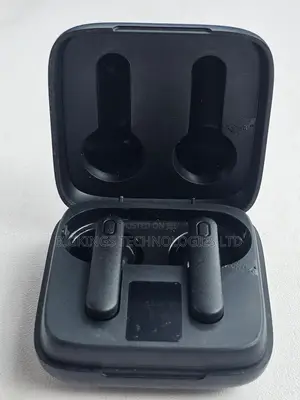 Amfani da Baƙar TWS Earbuds