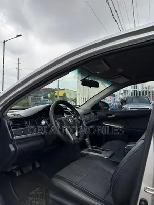2014 Toyota Camry SE Sedan