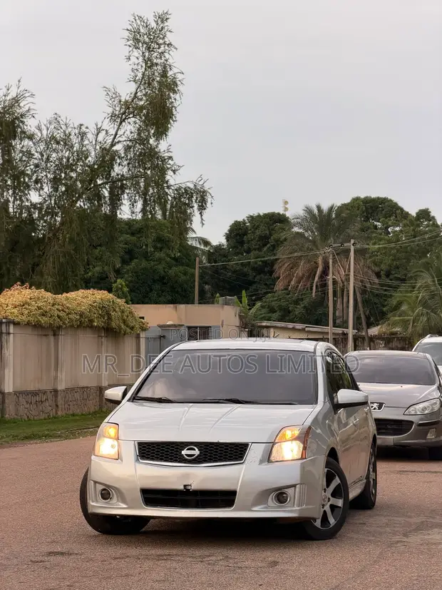 Nissan Sentra 2012 Silver - 1