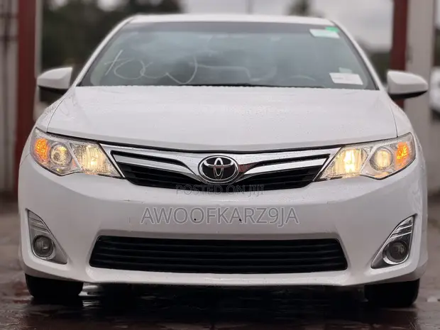 2014 Toyota Camry XLE Sedan - White - 1