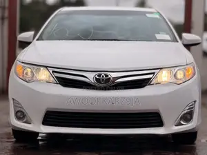 2014 Toyota Camry XLE Sedan - White