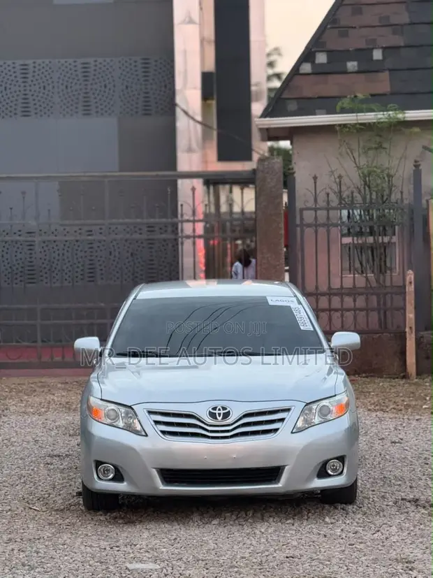 Toyota Camry 2010 Silver - 1