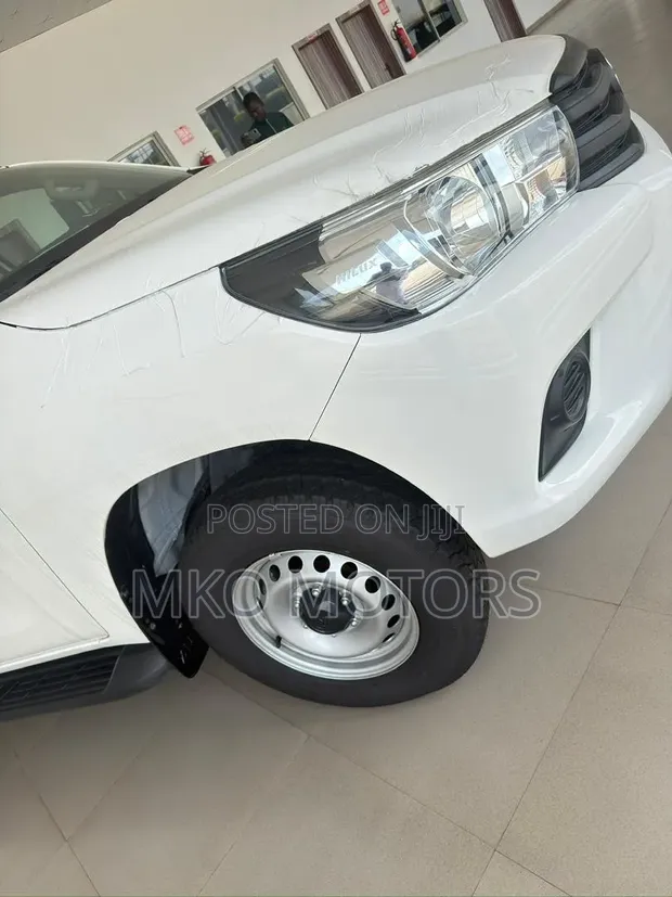 Sabon Toyota Hilux 2025 Fari - 1