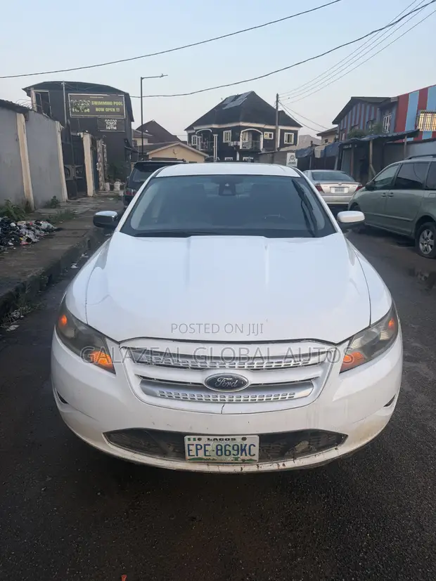 Ford Taurus Limited 2012 White - 1