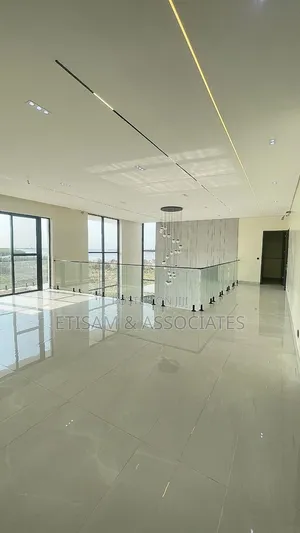 Gidan Bacci Mai Dakuna 5 da Aka Gyara a Cikin Estate Mai Tsaro, Chevron