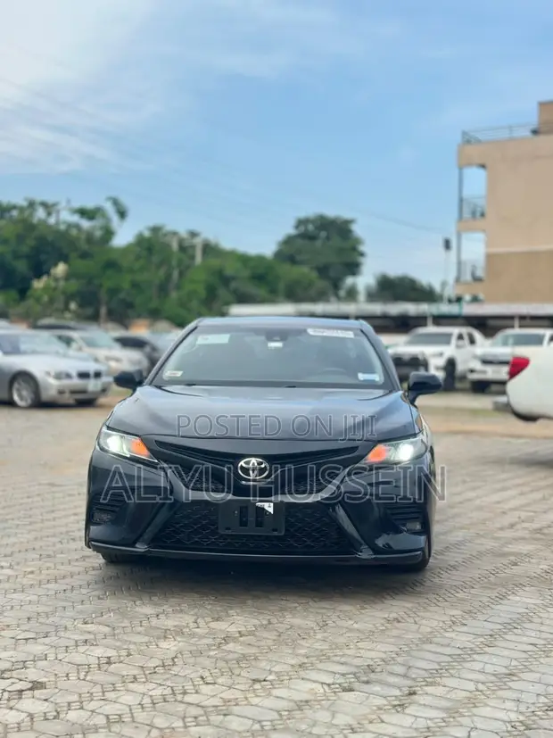 2020 Toyota Camry SE - 1