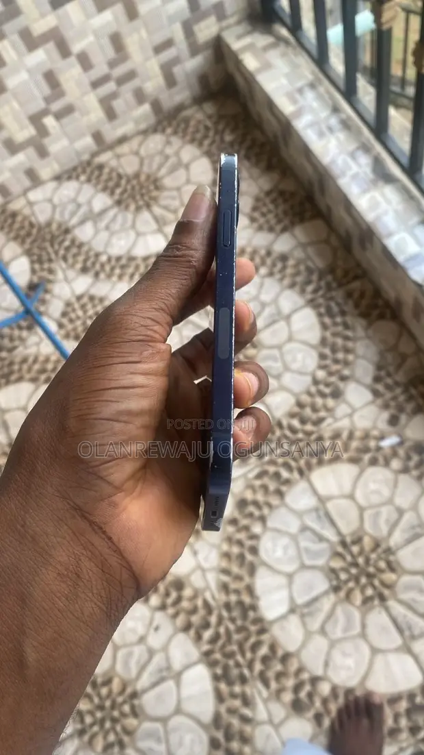 Apple iPhone 12 64GB Black - 1