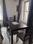 Tushen Wurin Zama na Mahogany tare da Kujeru 4 masu launin toka - 1