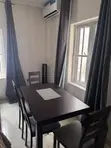 Tushen Wurin Zama na Mahogany tare da Kujeru 4 masu launin toka - 3