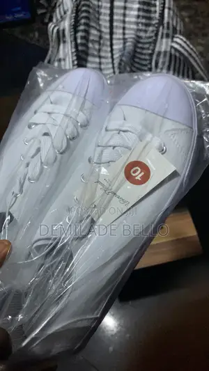 Wadansu Fararen Loafers masu Kyau na Kasashen Waje (Canadian Edition)