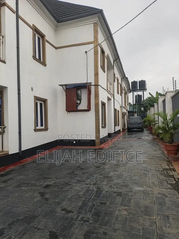 Gidan haya mai dakuna 3 da aka gyara a Ginti, Ikorodu - 1