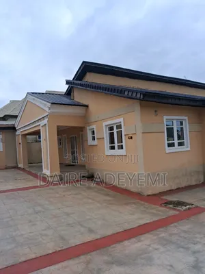 4 Bedroom Bungalow don haya a West Park & Gardens, Ibadan