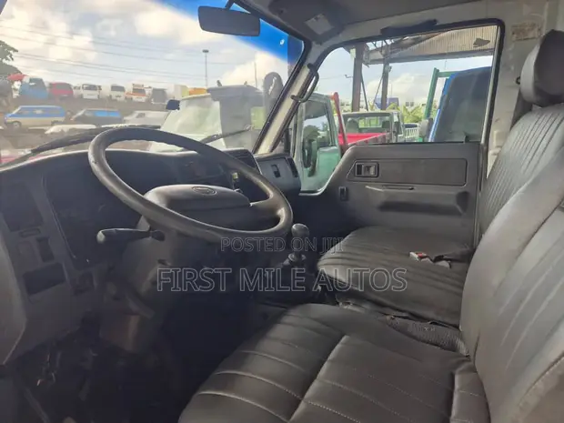 Toyota Dyna 2010 Flatbed Truck - Fari - 1