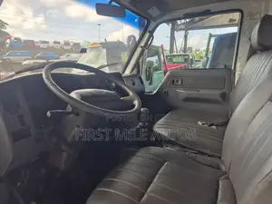 Toyota Dyna 2010 Flatbed Truck - Fari