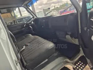 Toyota Dyna 2010 Flatbed Truck - Fari