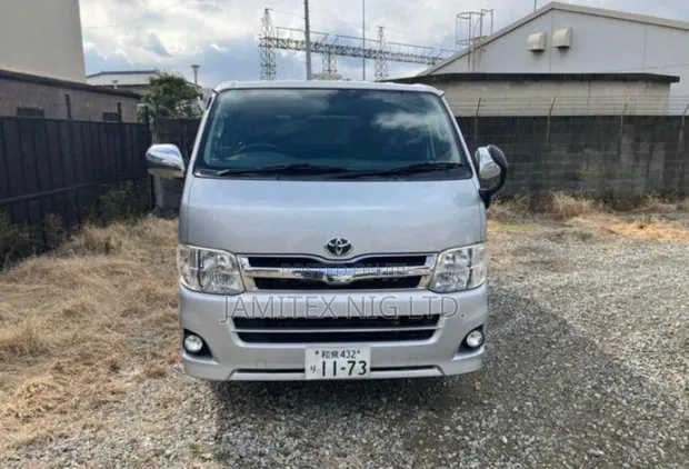 Toyota HiAce Bas 2010 - 1