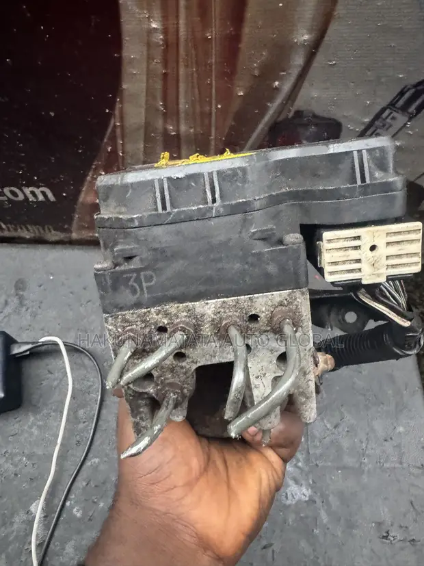 Toyota Highlander 2004-2007 ABS Pump Controller - 1