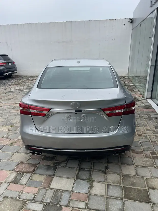 2016 Toyota Avalon XLE Sedan - 1