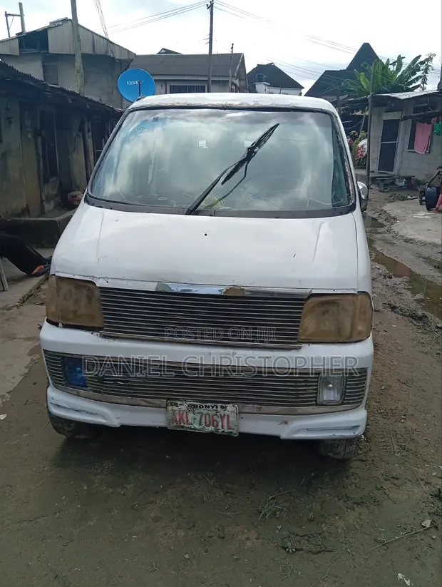 Toyota HiAce 2013 Fari - 1
