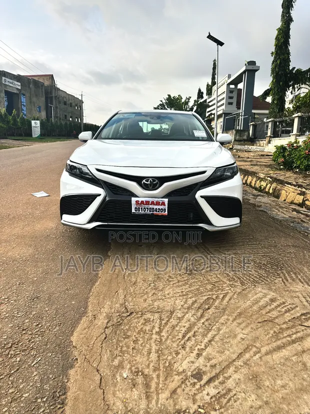 2019 Toyota Camry SE (2.5L 4-Cyl 8A) White - 1