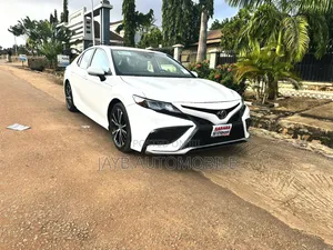 2019 Toyota Camry SE (2.5L 4-Cyl 8A) White