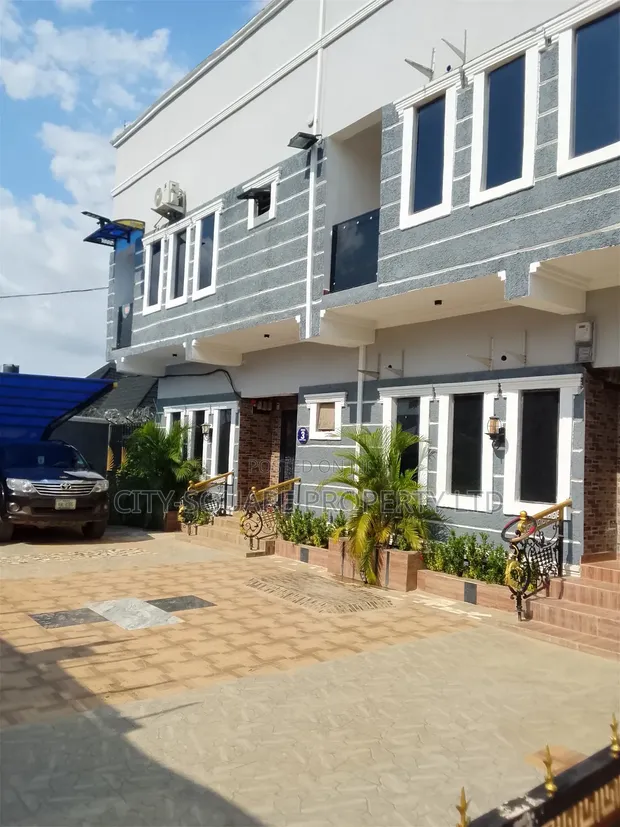 Furnished 4-Bedroom Townhouse in Glory Estate, Sabon Lugbe - 1
