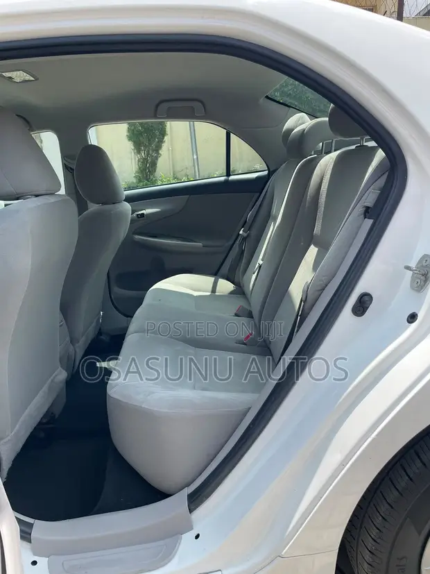 Toyota Corolla 2011 White - 1