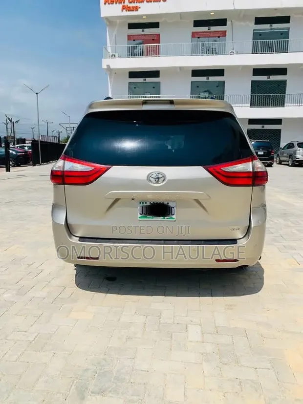 Toyota Sienna 2016 Gold - 1