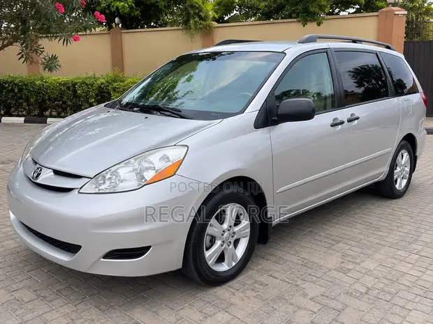 Toyota Sienna CE 2009 Silver - 1