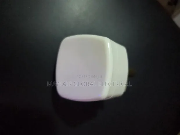 Original 15-Amp 3-Pin Round Electrical Plug - 1