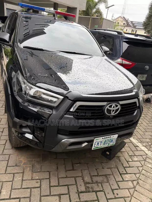 Toyota Hilux SR5+ 2026 Black - 1