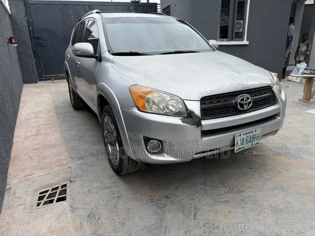 Toyota RAV4 2011 Silver - Na Najeriya Aka Yi Amfani Da Shi - 1