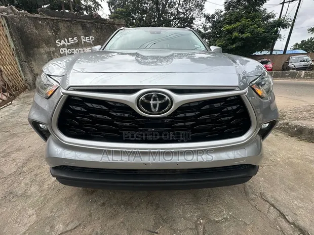 2021 Toyota Highlander XLE Silver - 1