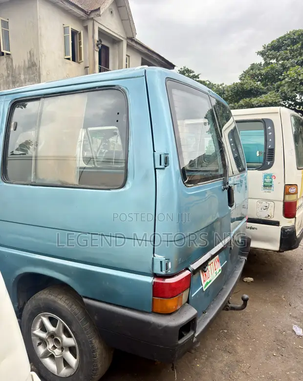 Volkswagen Transporter 2004 Blue - 1