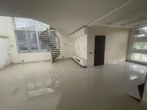 Gidan Kwana 5 don Sawa, Banana Island Estate