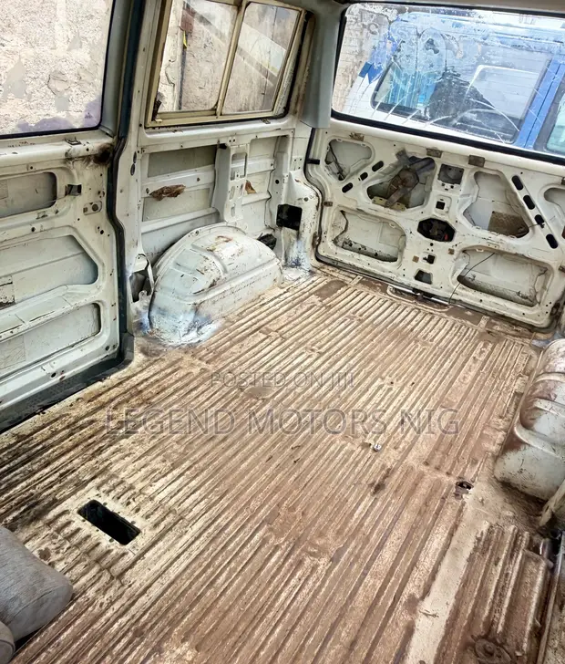 Volkswagen Transporter 2005 White - 1