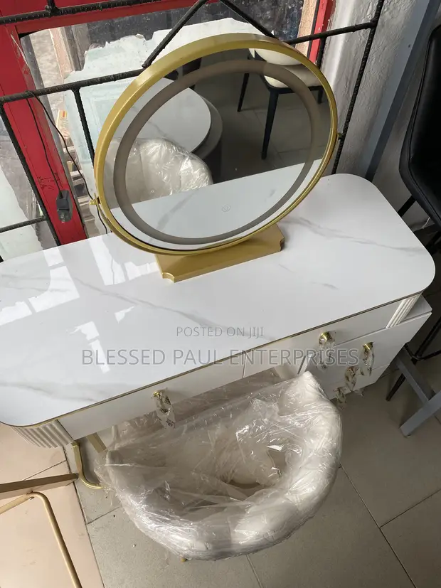 Modern Luxury Makeup Vanity Set with Round Mirror - 1