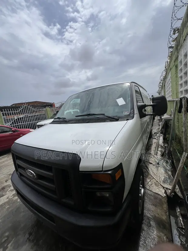 Ford E250 Bus 2012 Fari - 1