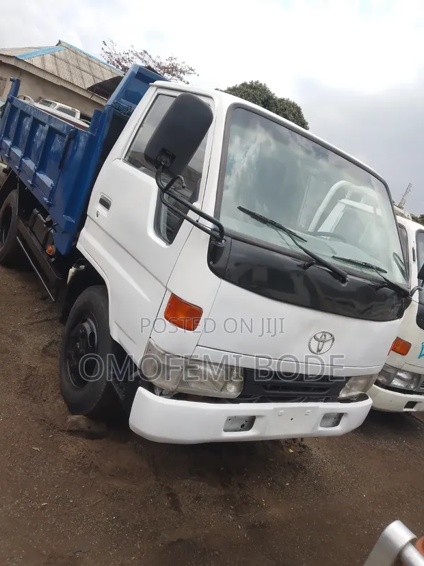 Toyota Dyna 200 Tipper Truck - Wadda Aka Yi Amfani Da Shi - 1