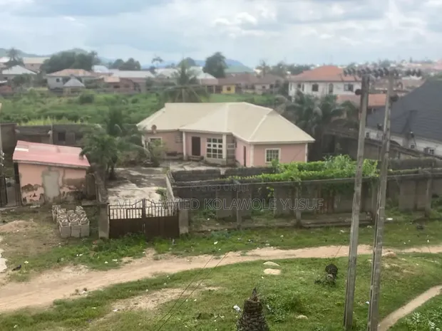 Gida mai dakuna 3 don siyarwa a Old Poly Quarters, Lokoja - 1