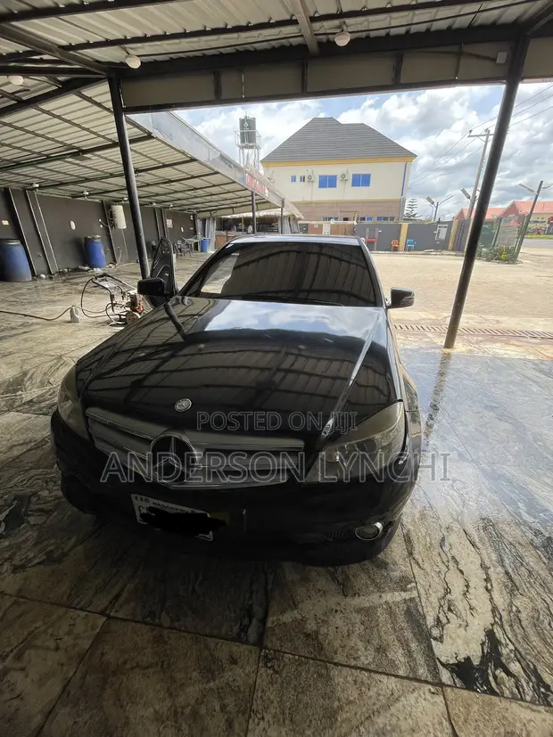 Mercedes-Benz C300 2010 Black - 1