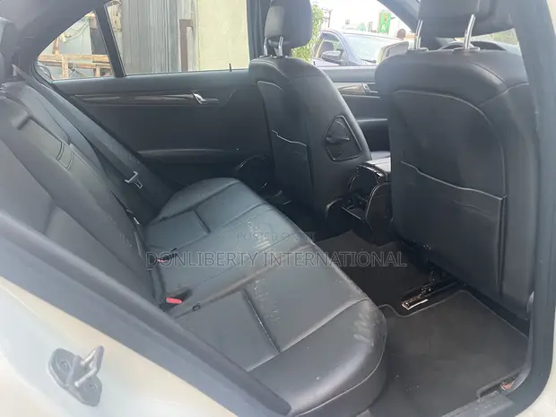 Mercedes-Benz C300 2011 White - 1