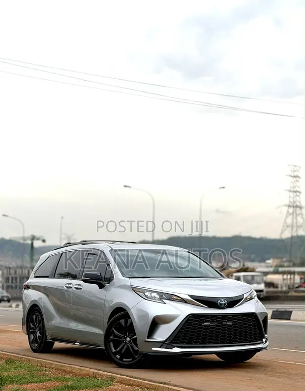 Toyota Sienna XLE 2022 Silver - 1