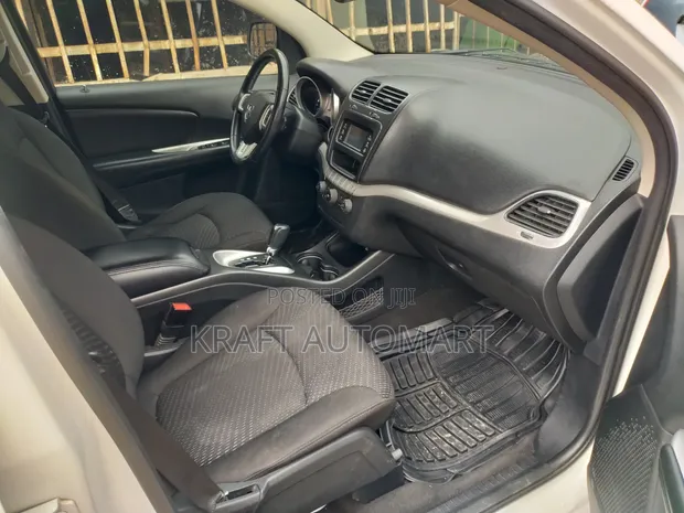 Dodge Caravan 2015 White - 1