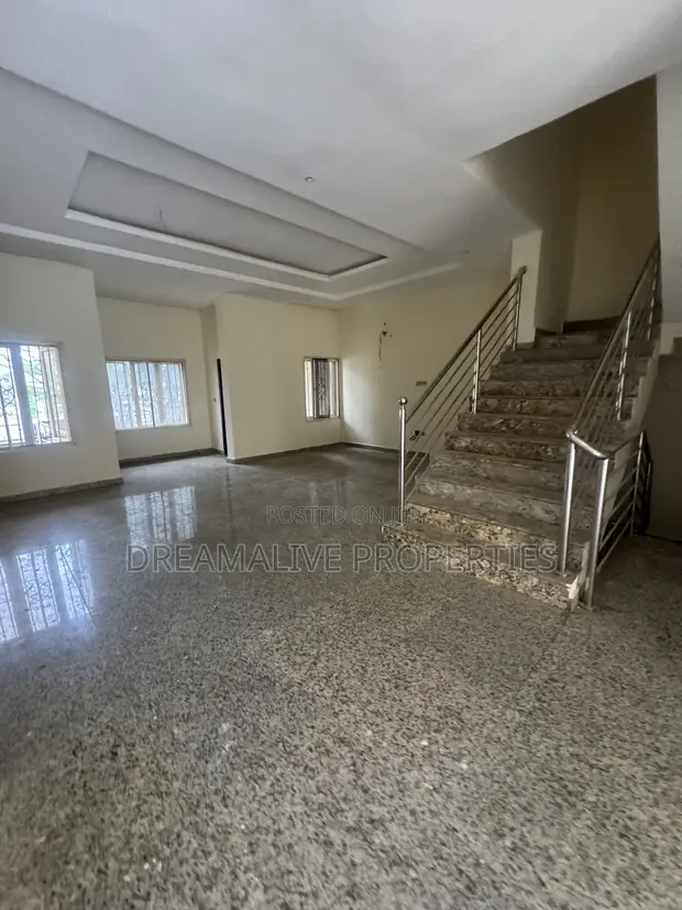 5 Bedroom Duplex a Hayarwa a Maitama - 1